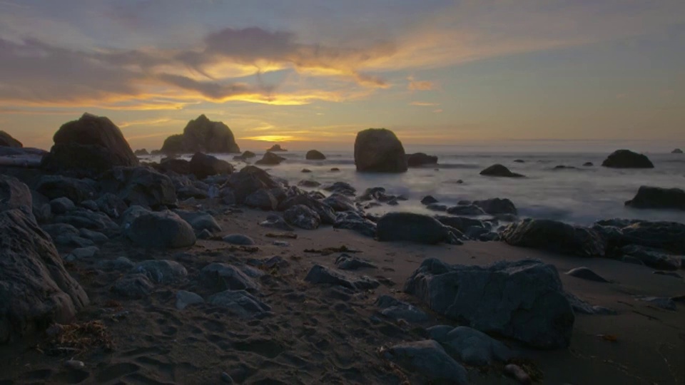 在红木国家公园的大泻湖的岩石海滩和海洋上拍摄日落视频下载