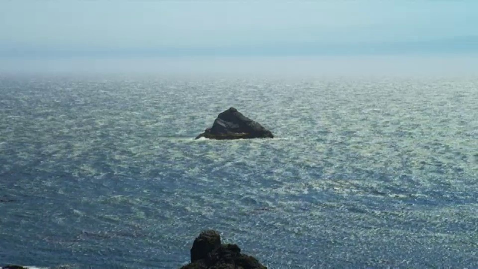 从宽镜头的大圆石在海洋到长镜头与更多的岩石，红木国家公园，加州视频下载
