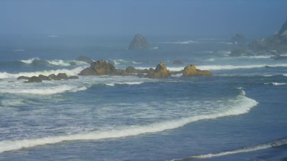 放大从宽到中镜头海浪打破在早上，红木国家公园，加利福尼亚州的栗色海滩视频下载