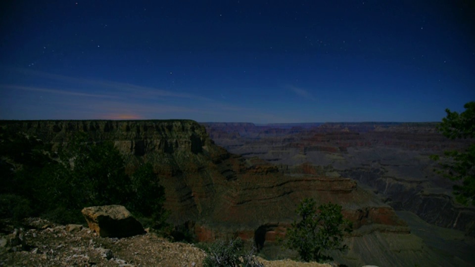 时间流逝高角度长宽拍摄星星移动在大峡谷的南缘，从晚上到白天，亚利桑那州视频下载