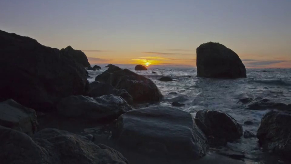 在红木国家公园的大泻湖的岩石海滩和海洋上拍摄日落视频下载