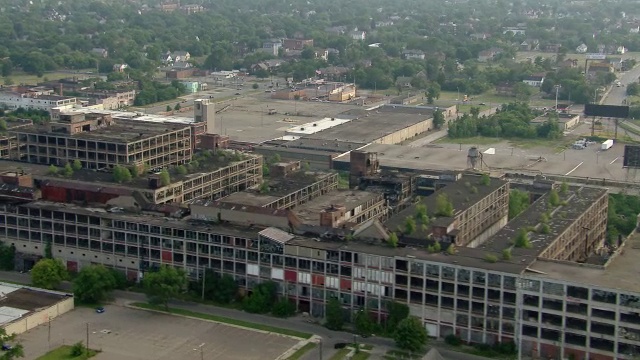 底特律的帕卡德汽车厂，破败不堪，被大自然重新改造。视频素材