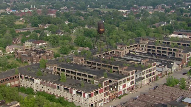 底特律东区废弃的帕卡德汽车厂成了一片废墟。视频素材