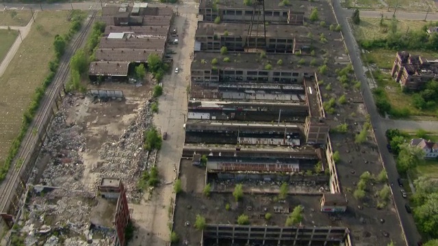 俯瞰底特律废弃的帕卡德汽车厂，一片废墟。视频下载