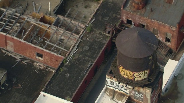 底特律废弃的建筑之一，曾经属于胡班冷库的仓库综合体，已成废墟。视频素材