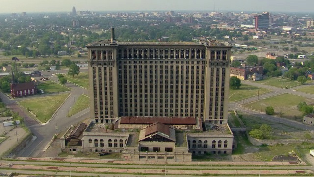 废弃的密歇根州中央车站鸟瞰图，底特律的旧火车站，自1988年关闭。视频素材