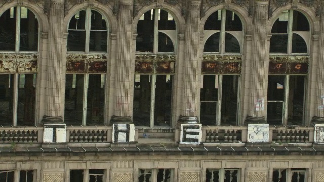 底特律美丽的Beaux艺术古典风格的密歇根中央车站，废弃和标记涂鸦。视频素材