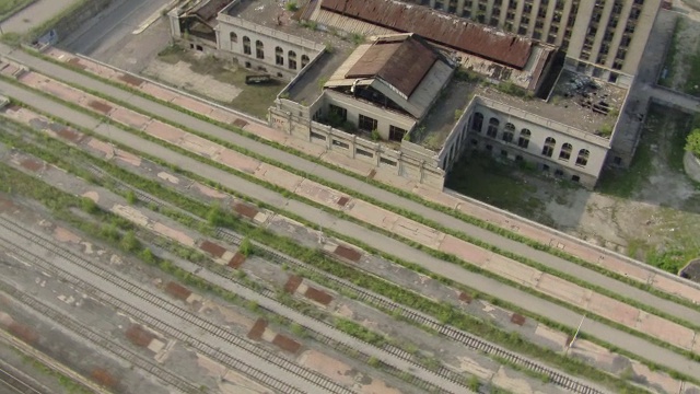 荒无人烟的密歇根中央车站的铁轨上长满了杂草，直到1980年代末，这里一直是底特律的主要火车站视频素材