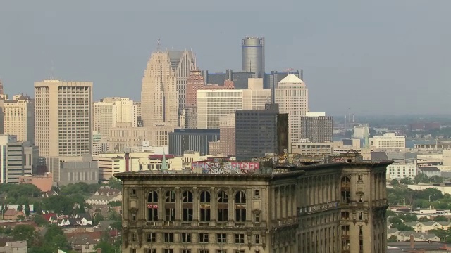 密歇根州中央火车站与底特律市中心摩天大楼的视差拍摄。视频素材