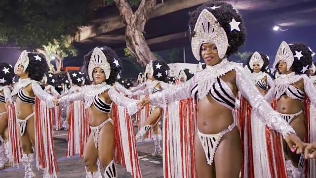 巴西里约热内卢狂欢节上的MS舞者视频素材