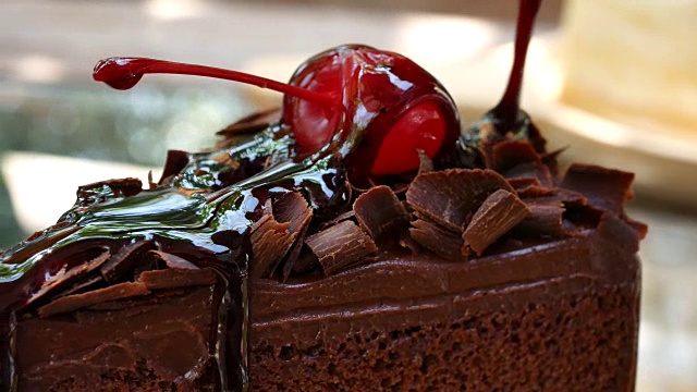 把巧克力酱倒在蛋糕上视频素材