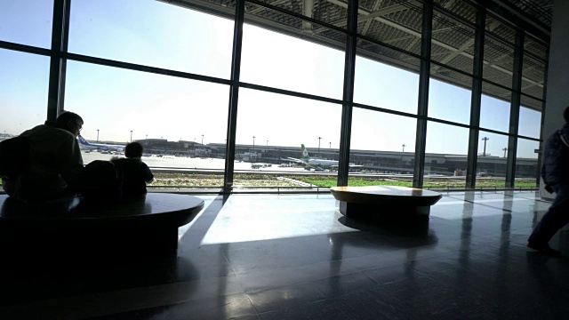 旅客在机场的剪影视频素材
