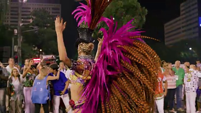 巴西里约热内卢狂欢节上的桑巴舞小姐SLO MO视频素材