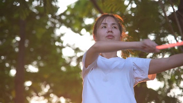 运动亚洲女人伸展在公共公园视频下载