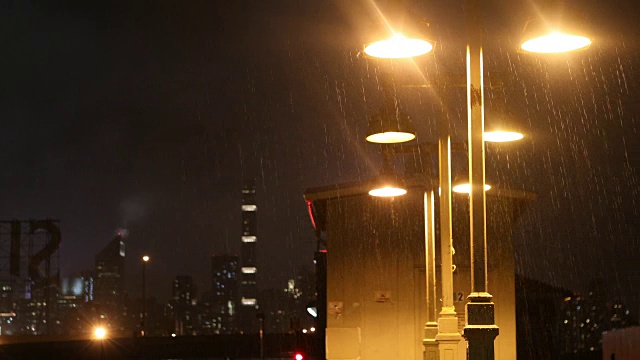 晚上下雨的地铁站视频下载