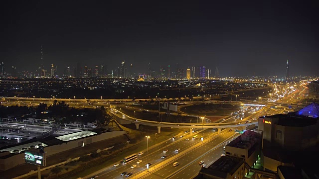 WS HA尖峰时段交通和迪拜夜间天际线/阿联酋迪拜视频下载