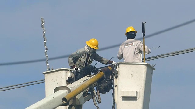 电工爬上新安装的电线杆视频素材