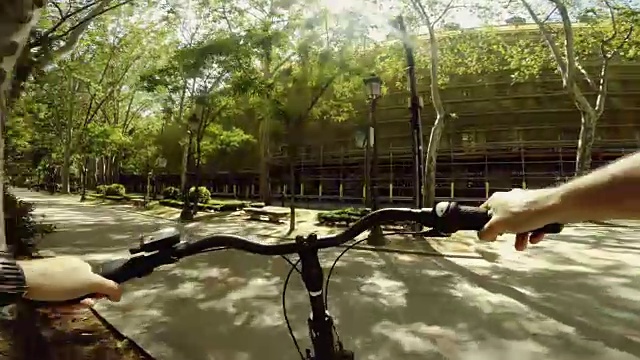 视角:在马德里的一个公园里骑自行车视频下载