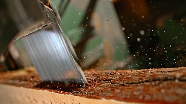 SLO MO锯一根原木视频素材