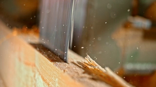 SLO MO锯片切割一根原木视频素材