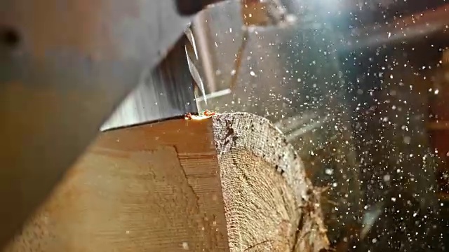 用锯条从原木上切下的木板视频下载