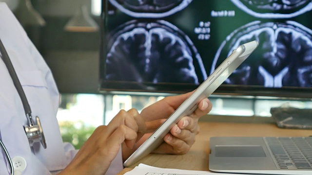 亚洲女医生用平板电脑看x光片视频下载