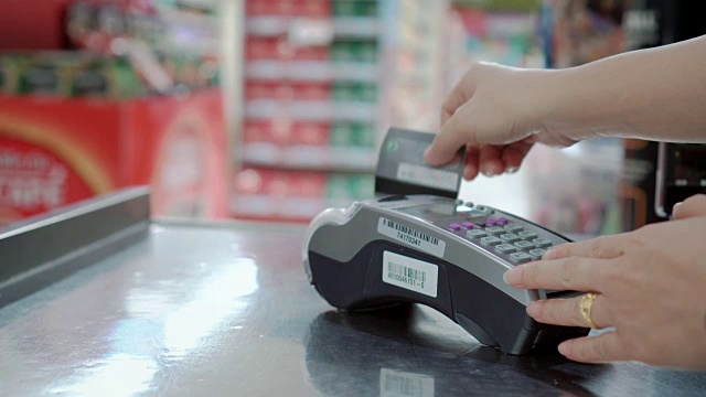 在超市结账时刷信用卡，特写视频下载