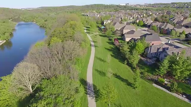 4K空中加拿大:夫妇在小径上散步视频素材