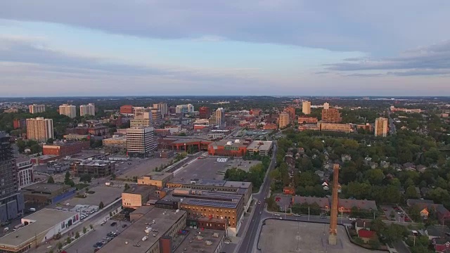 4K空中加拿大:日落的基奇纳市中心视频素材