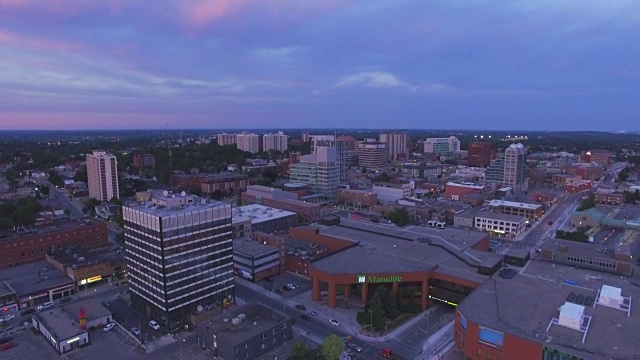 4K空中加拿大:Kitchener Downtown Pan Up视频素材