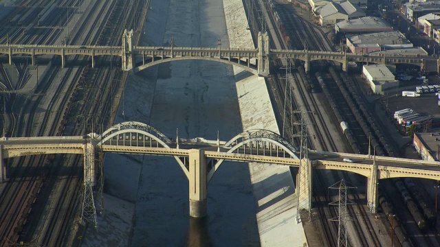 第六街桥和第四街桥都建于20世纪30年代，横跨洛杉矶河。这条河的桥梁和下面的混凝土堤岸出现在许多好莱坞电影中。视频下载