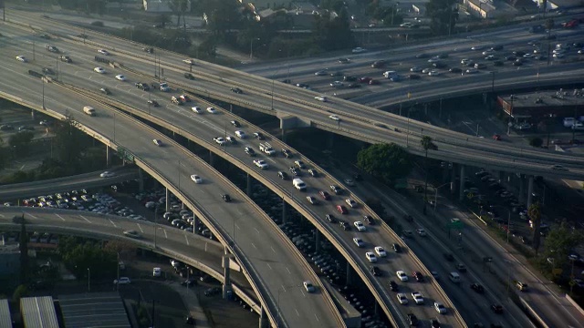 航拍洛杉矶10号州际公路出口匝道上的交通，也被称为圣莫尼卡高速公路。视频素材