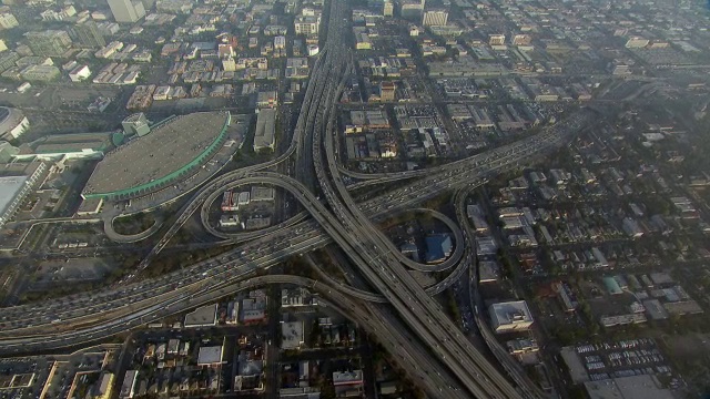 洛杉矶会议中心和10号州际公路和110号州际公路交汇处的鸟瞰图。视频素材