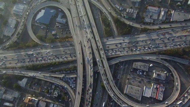 从空中俯瞰洛杉矶立交，放大。视频素材