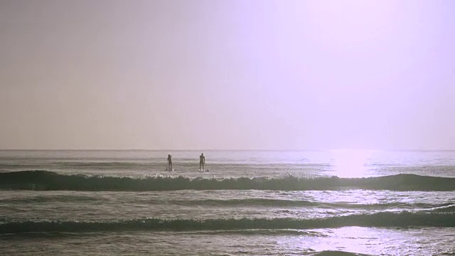 太平洋岛民男女在海洋中划水视频素材
