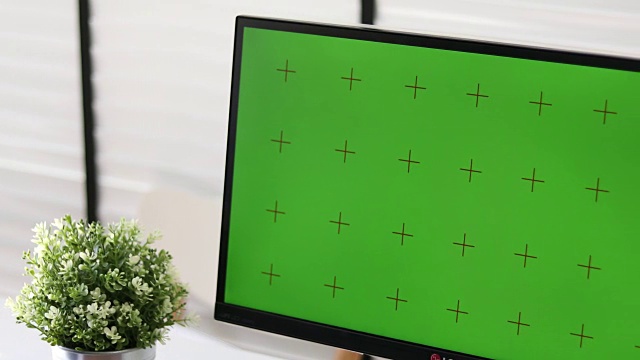 4K:商务人士使用带有色度键的电脑视频素材