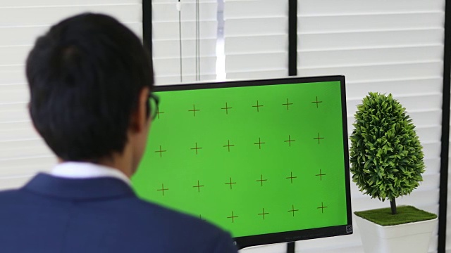4K:商务人士使用带有色度键的电脑视频素材