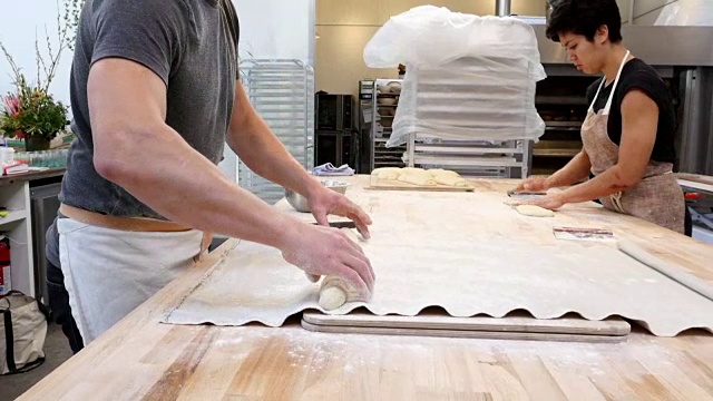 MS集团的面包师成型面包在面包房视频素材