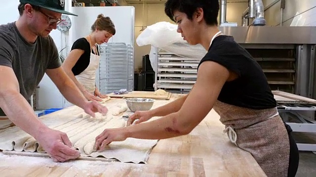 MS集团的面包师成型面包在面包房视频素材
