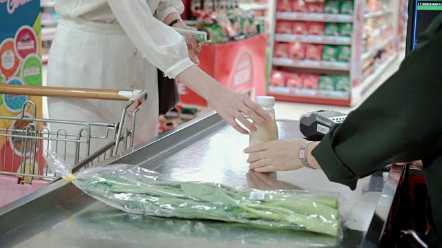 顾客在超市的收银台付款视频下载