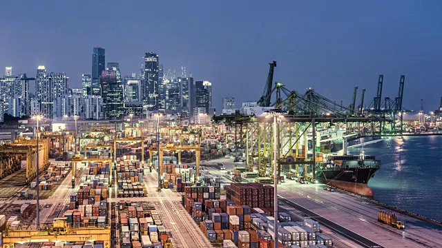 T/L时间推移的新加坡的货物和集装箱港口前面的金融区和天际线视频素材