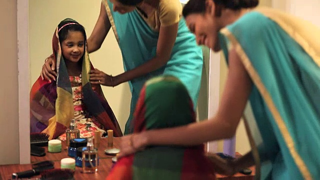 印度德里，女孩和她的母亲像新娘一样模仿视频素材