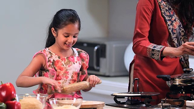 印度德里，和妈妈一起做薄饼的女孩视频素材