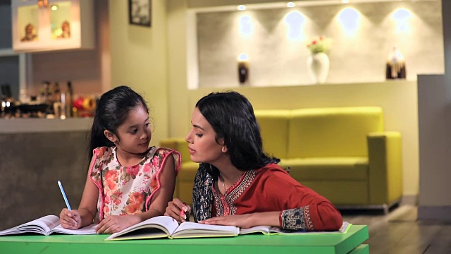 母亲教她的女儿，德里，印度视频购买