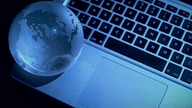 笔记本电脑上的水晶球视频素材