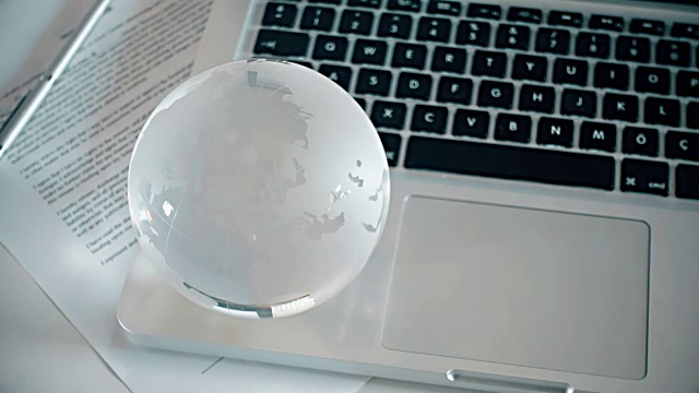 笔记本电脑上的水晶球视频素材