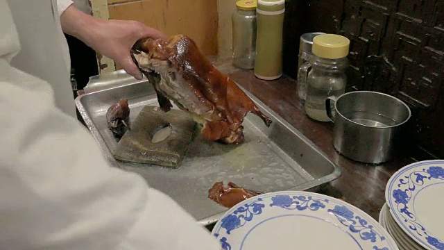 北京石炉烤鸭切片，北京，中国视频素材