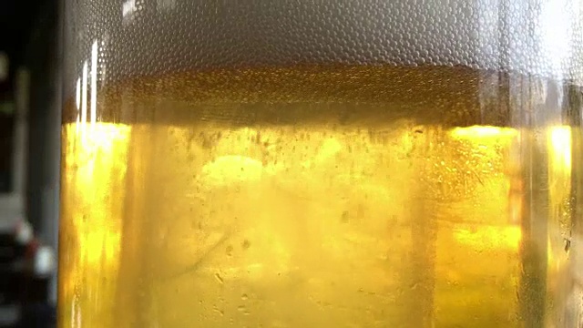 啤酒和泡沫在一个玻璃杯视频素材