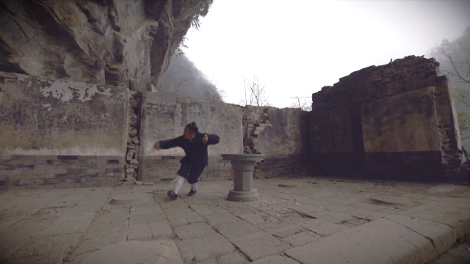 武术家正在武当山圣山的古遗址中训练。视频下载