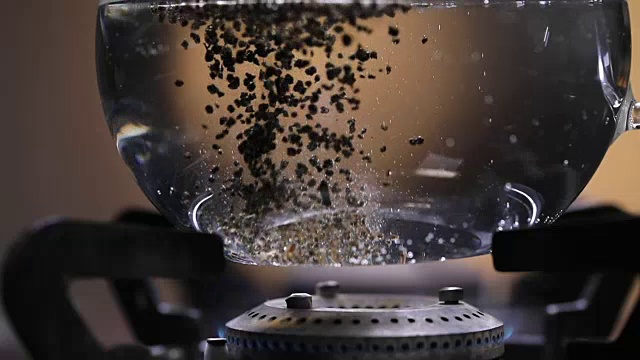 茶在炉子上沸腾的特写视频素材